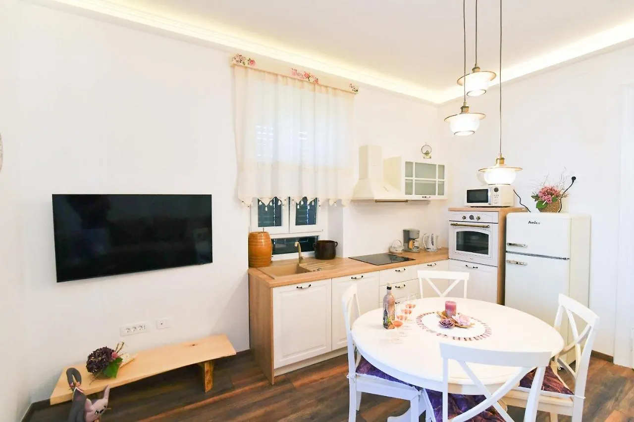 Apartment Carissima-Direct On Sea, Lovran-Opatija