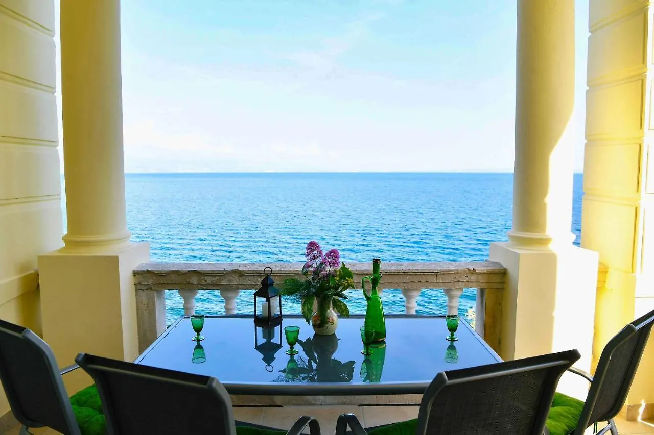 Apartment Carissima-Direct On Sea, Lovran-Opatija
