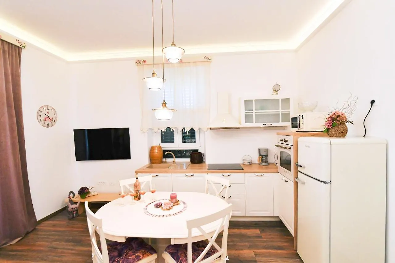 Apartment Carissima-Direct On Sea, Lovran-Opatija